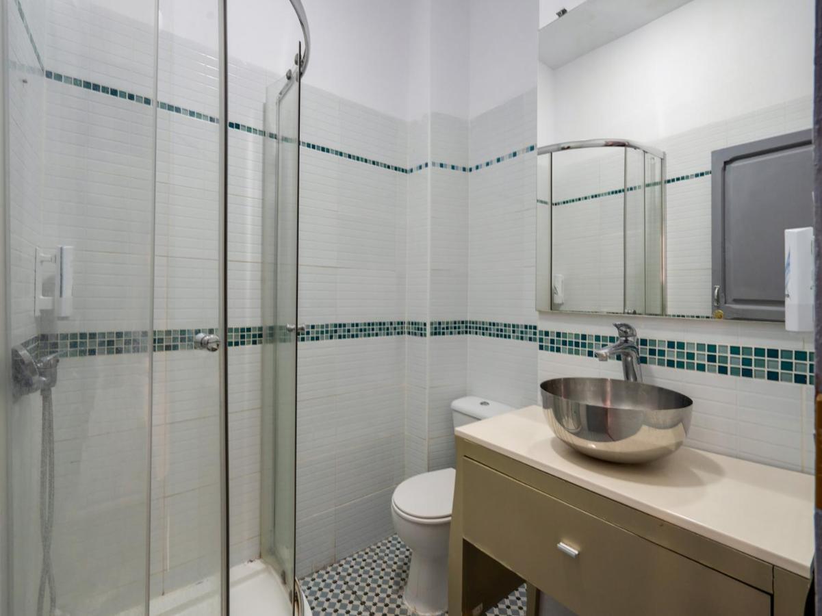 Oyo Ruzafa Guesthouse บาเลนเซีย ภายนอก รูปภาพ